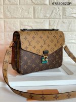 LOUIS VUITTON CROSS BODY BAG - Image 5